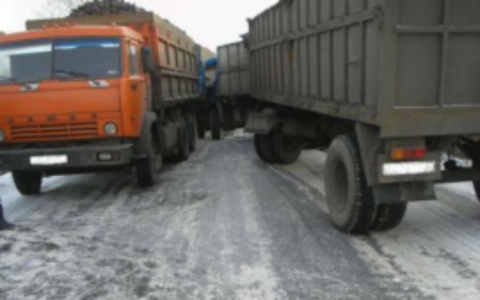 Мужчина пострадал в столкновении двух КАМАЗов под Колышлеем