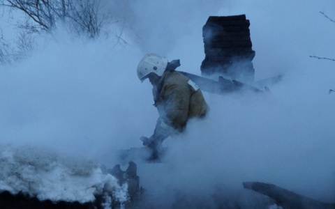 В Бессоновском районе 10 пожарных потушили дом и спасли из огня мужчину