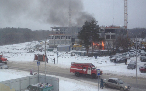 На стройплощадке школы на Шуисте вспыхнули строительные вагончики