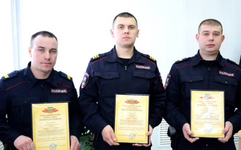 В Пензе трое сотрудников Росгвардии награждены за спасение человека