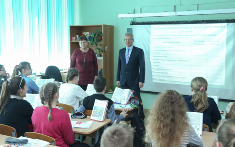 Иван Белозерцев поручил отремонтировать спортзал школы в Богословке