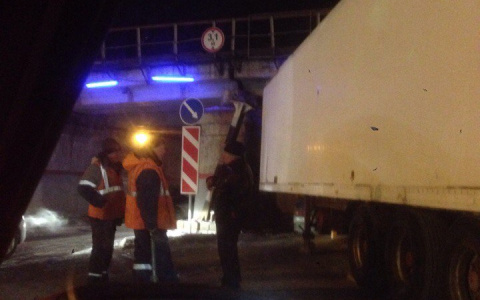 Очередная фура застряла под одним из пензенских мостов