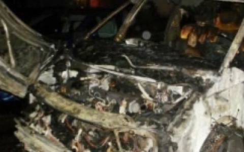 На Шуисте 24 человека тушили гараж с минивэном внутри