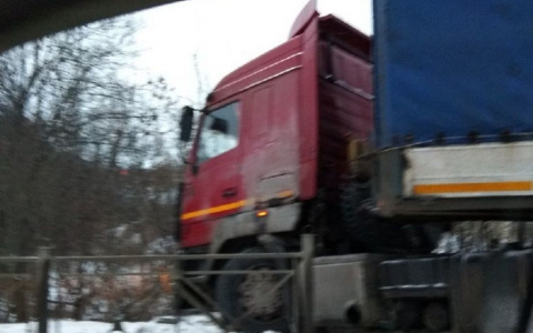 В Пензе фура улетела в кювет из-за скользкой дороги
