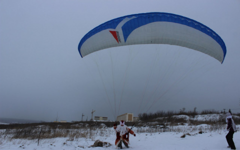 Дед Мороз спустился к ребенку на параплане