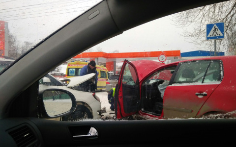 В Пензе при столкновении иномарок пострадал 47-летний водитель