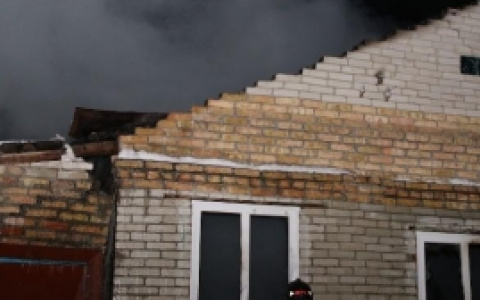 В Ахунах 19 пожарных тушили горящий дом