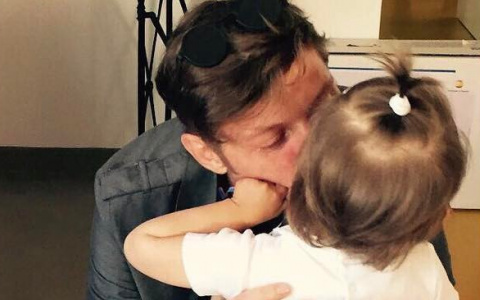 Павел Воля поделился своим голым фото, сделанным дочкой