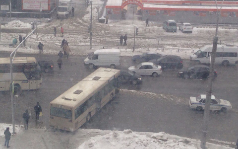 Автобус на проспекте Победы развернуло вдоль дороги: фото читателя