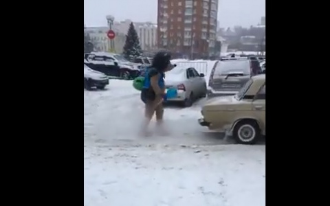 Огромный еж помог пензенскому автомобилисту, вытолкнув его машину с ледяной стоянки