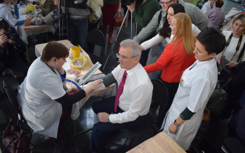 Иван Белозерцев во время медицинской акции позволил измерить себе давление