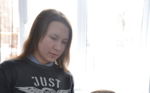 Девять братьев и сестер стоят в очереди к начинающей парикмахерше из Пензы