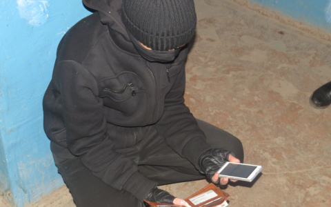 Ночью на Ладожской двое избили мужчину и забрали его телефоны