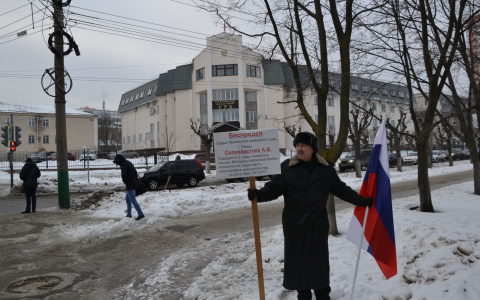 Ветеран-афганец вышел на пикет против пензенских судей, лишивших его земли