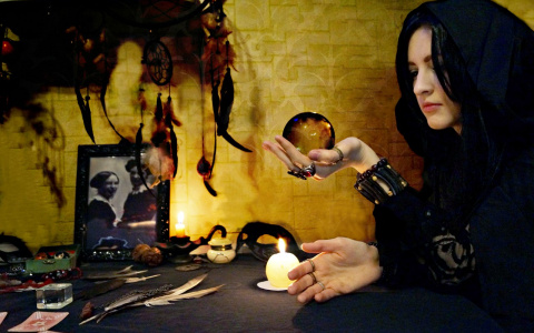 Гороскоп на 15 февраля: Козерогам нужно держать чувства под контролем, а близнецам быть спокойнее