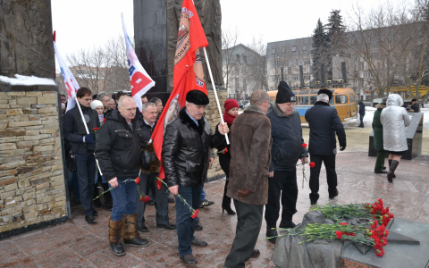 "За наших пацанов": ветераны Афганистана возложили цветы к памятнику своим товарищам