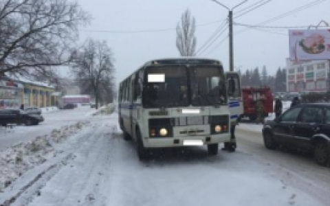 В Кузнецке автобус сбил перебегавшего дорогу мальчика