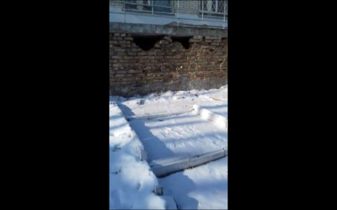 В Лунинской районной больнице обваливается стена - видео