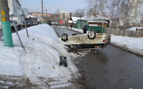 В аварии на улице Кураева Nissan перевернулся от удара