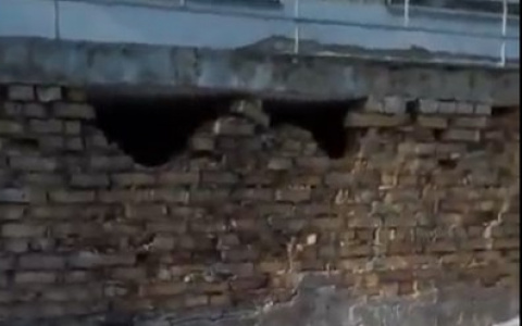 "Проблемы нет": руководство Лунинской больницы прокомментировало видео с обрушенной стеной