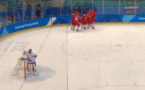 Мама пензенского хоккеиста-олимпийца смотрела игру с Норвегией вместе с соседями