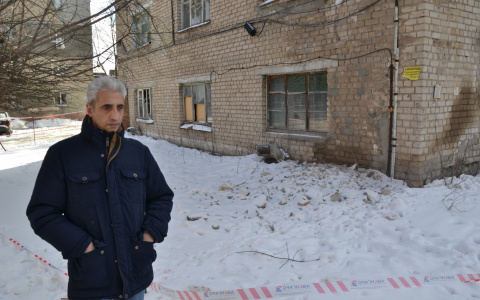 Жители не спешат уходить из рушащейся многоэтажки на Кулибина