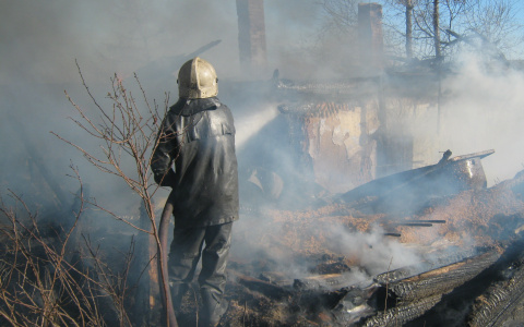 Под Пензой молодая семья осталась без жилья и вещей из-за пожара