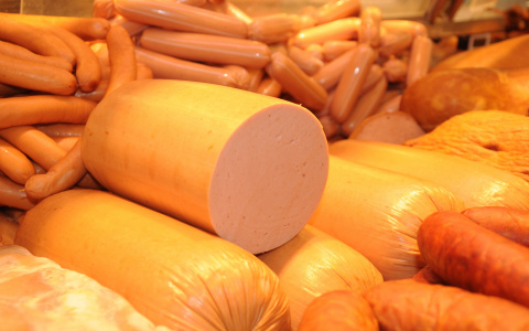 Пензенец украл из мясного цеха 54 каталки колбасы