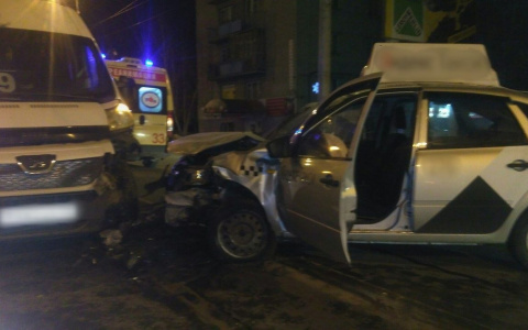 В центре Пензы с ДТП попали маршрутка и автомобиль такси