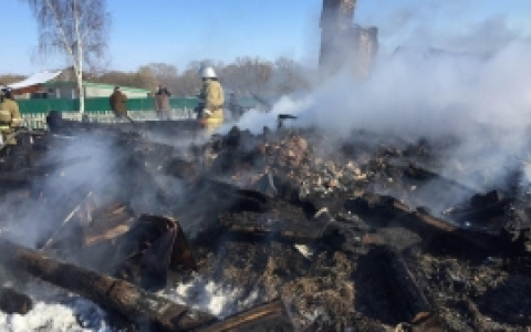 Гибель людей на пожаре в Колышлейском районе проверит Следственный комитет