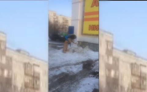 В Пензе человек-еж почистил снег на парковке для инвалидов