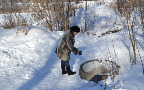 Дети в Арбекове катаются с горки, рискуя влететь в канализационный люк