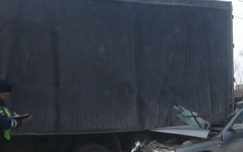 "Лада" влетела прямо под "Газель" в Заводском (фото читателя)