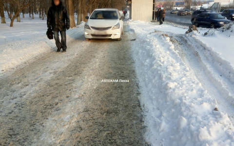 Пензенцев возмутила автоледи, выехавшая на тротуар