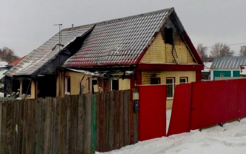 Два росгвардейца помогли мужчине потушить горящий дом в Каменке