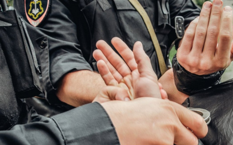 Работницы салона красоты с помощью Росгвардии отбились от пьяного клиента