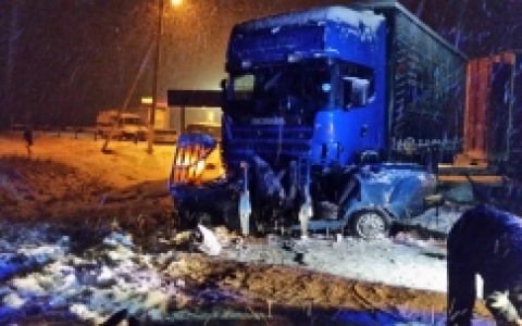 В Городищенском районе фура подмяла под себя "Приору", погибли двое