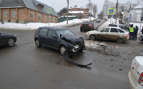 На перекрестке недалеко от "Высшей лиги" столкнулись три автомобиля