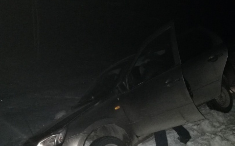 Из-за нечищенной дороги на "Березовую рощу" Lada Granta вылетела в кювет