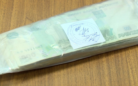 В Пензе мошенник обналичил фальшивые деньги на 200 тысяч рублей