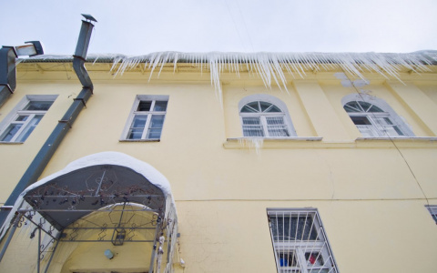 " Чуть на голову не упало!": как пензенцы борются с сосульками