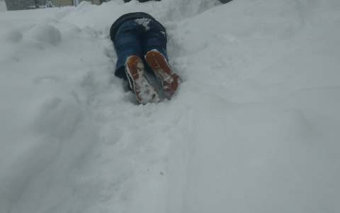 Жительница Башмакова обнаружила около своего дома мужчину с тату дракона