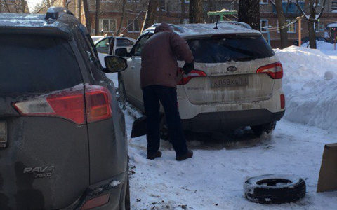 Автохам запер пензячку на полтора часа во дворе, чтобы почистить снег