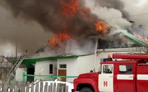 Во время пожара из общежития Никольска вытащили голого мужчину