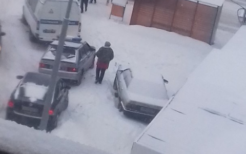 На Шуисте Renault сбил девушку и протащил несколько метров