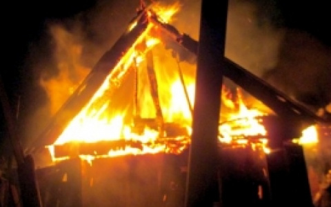 В Каменском районе минувшей ночью полыхал жилой дом