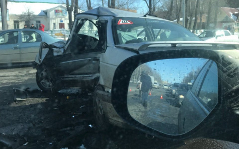 Микроавтобус смял легковой автомобиль на проспекте Победы