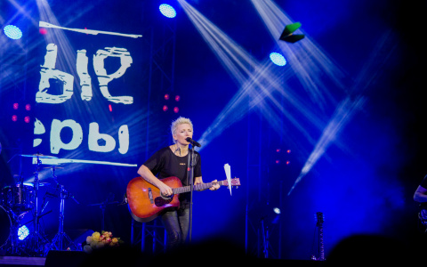 На концерте "Ночных снайперов" пензенцы пускали бумажные самолетики