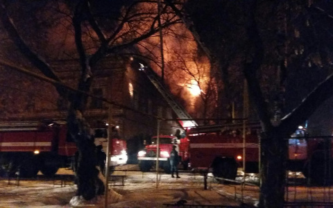 В Пензе ночью сгорело административное здание на улице Сборной