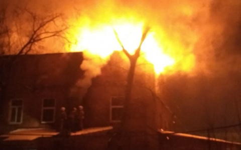 Читатель прислал видео ночного пожара на улице Сборной в Пензе